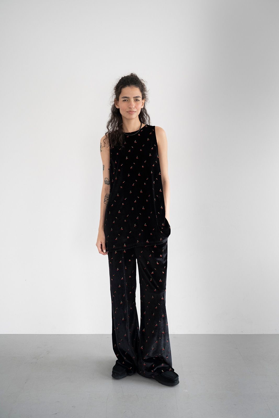 チェリーエンブロイダリーベロアチュニック (ブラック) Cherry Embroidered Velour Tunic (Black) /  26SS