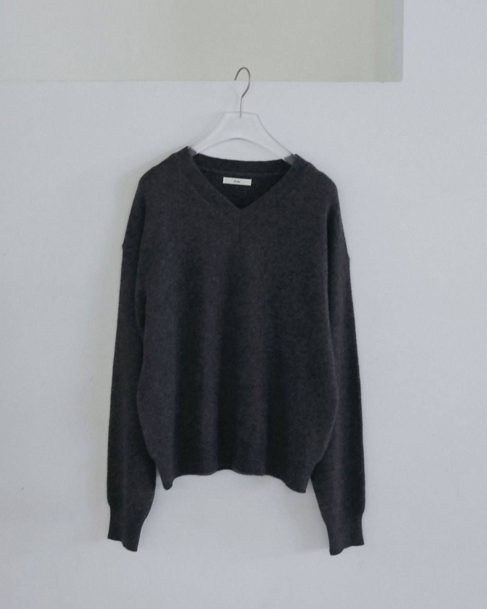 ウールVネックニット (チャコールグレー) Wool Vneck Knit (Charcoal gray) / 26AW 【6月29日まで期間限定予約】