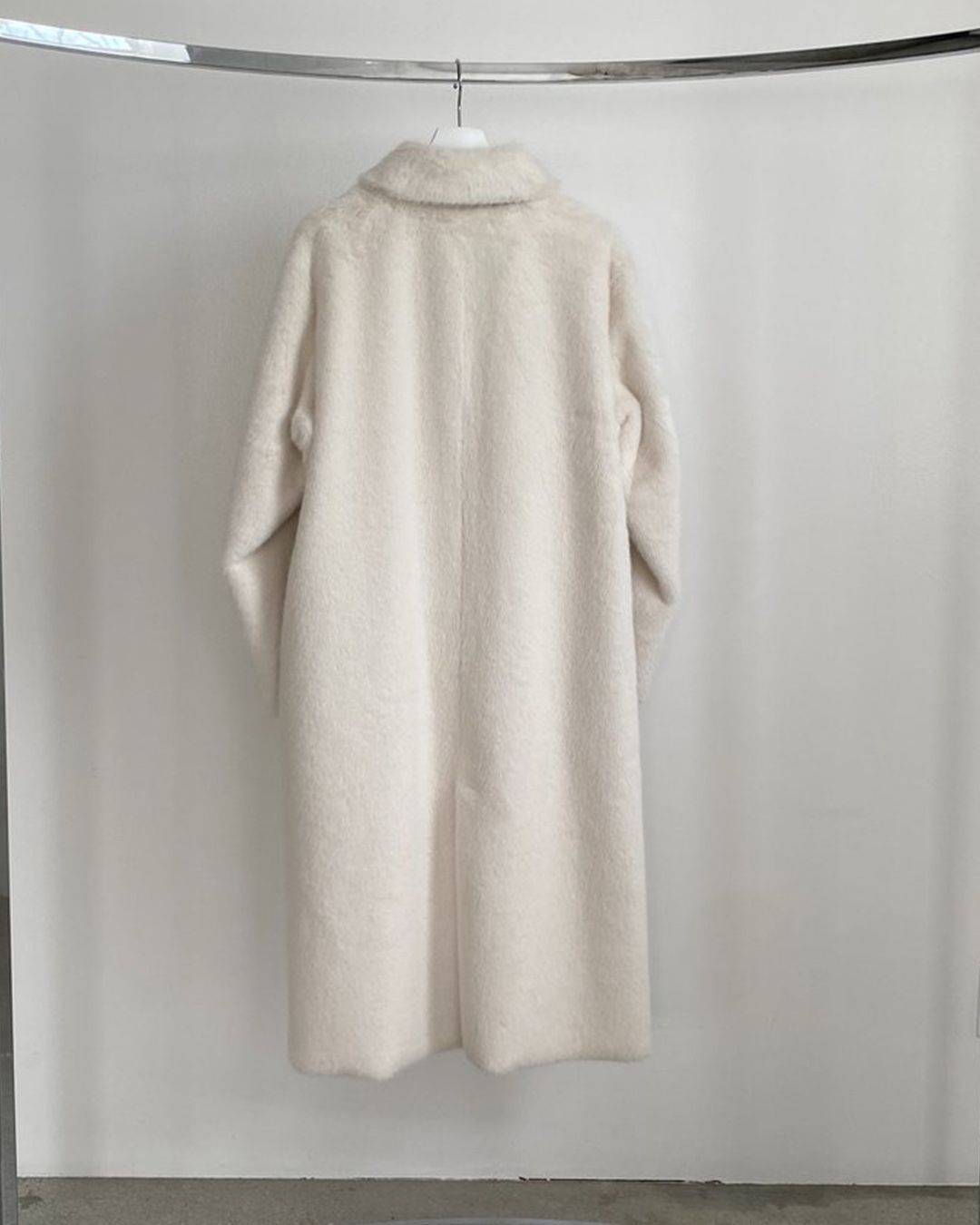 【先行予約】【26TH-13】ムートン調スムースファーロングコート (ホワイト) Mouton Like Smooth Fur Long Coat (White) /  エコファー  /  フェイクファー 【受注期間6/14 23:59まで】