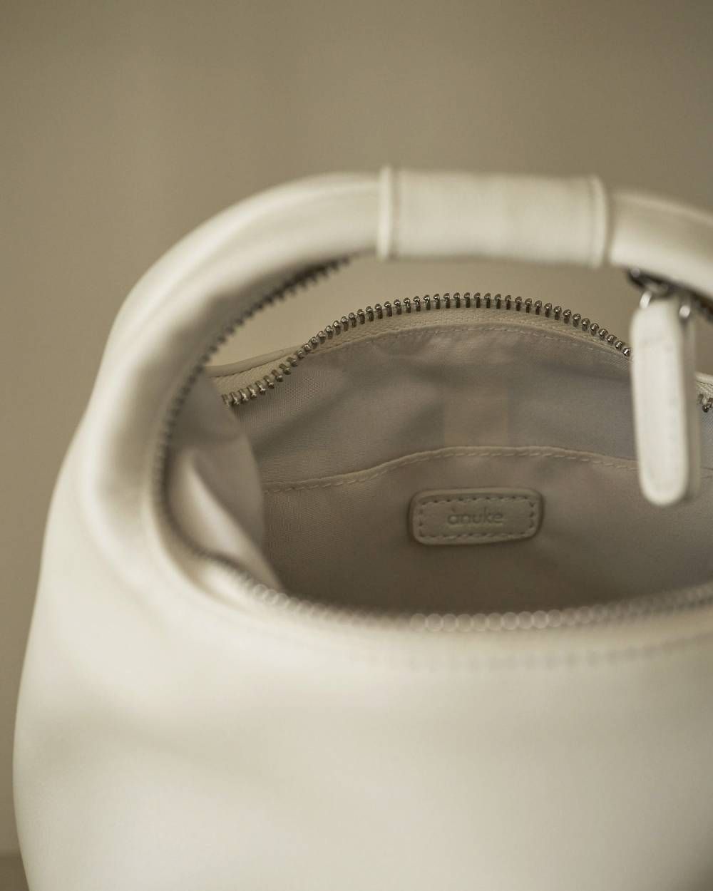 ワンハンドル レザーバッグ (アイボリー) Onehandle Leather Bag (Ivory) / 26SS