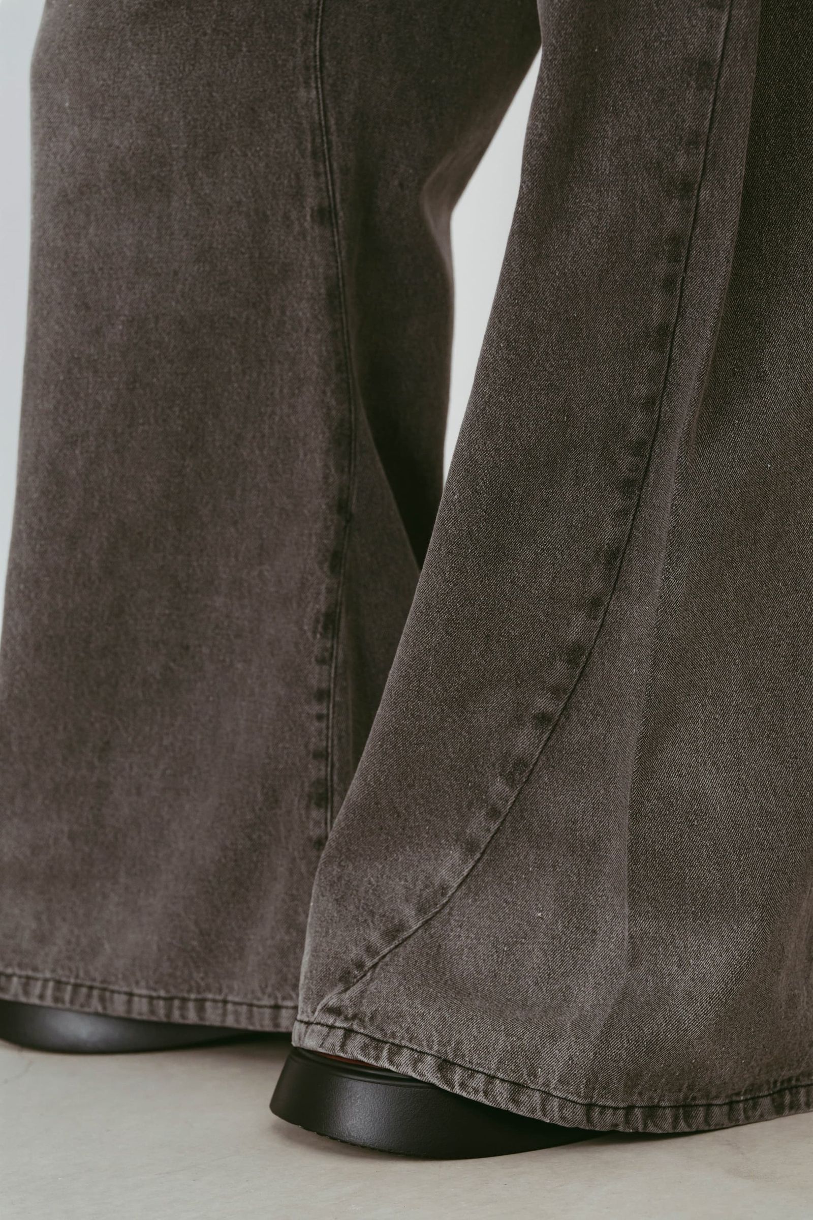 ワイドベルボトムデニムパンツ (グレー) wide bell-bottom denim pants (Gray) /  26SS