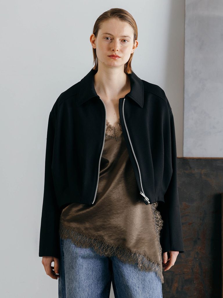 甘さを抑えた繊細な表情が、スタイリングに上品なコントラストを添えます。