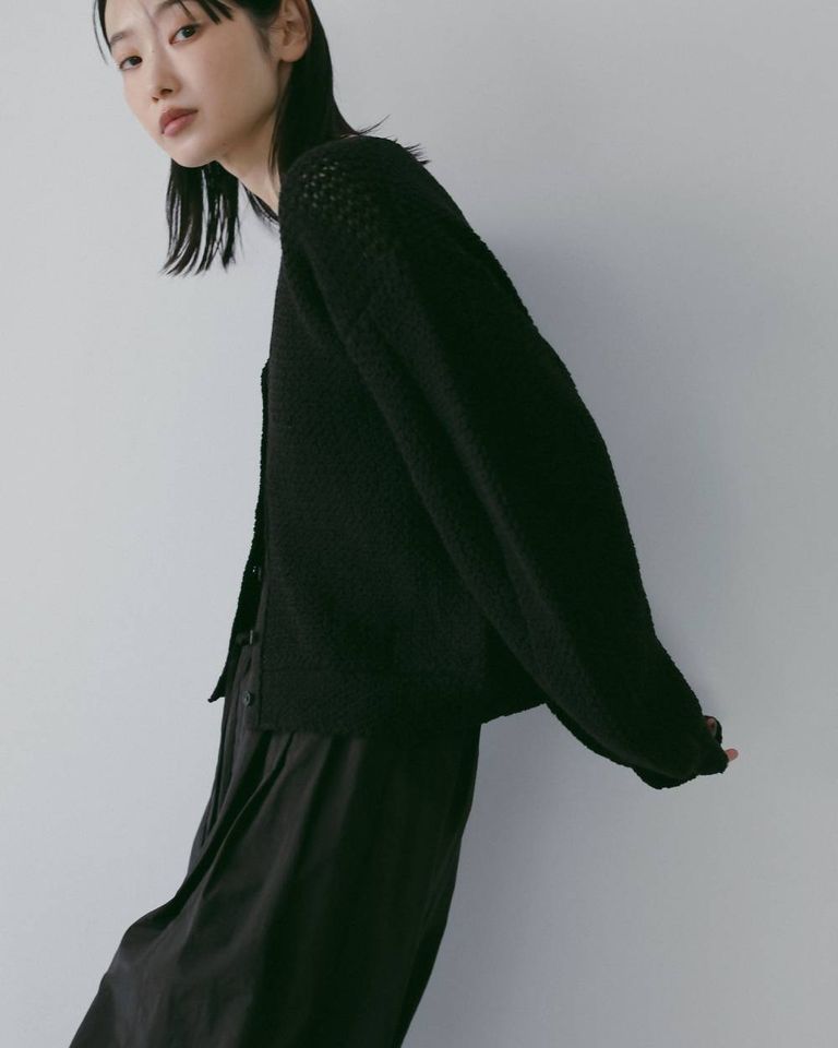 丸みを持たせた袖のシルエットとゆとりのあるサイジング。
羽織りとしてはもちろん、ボタンを留めてプルオーバーとして着るのもおすすめです。