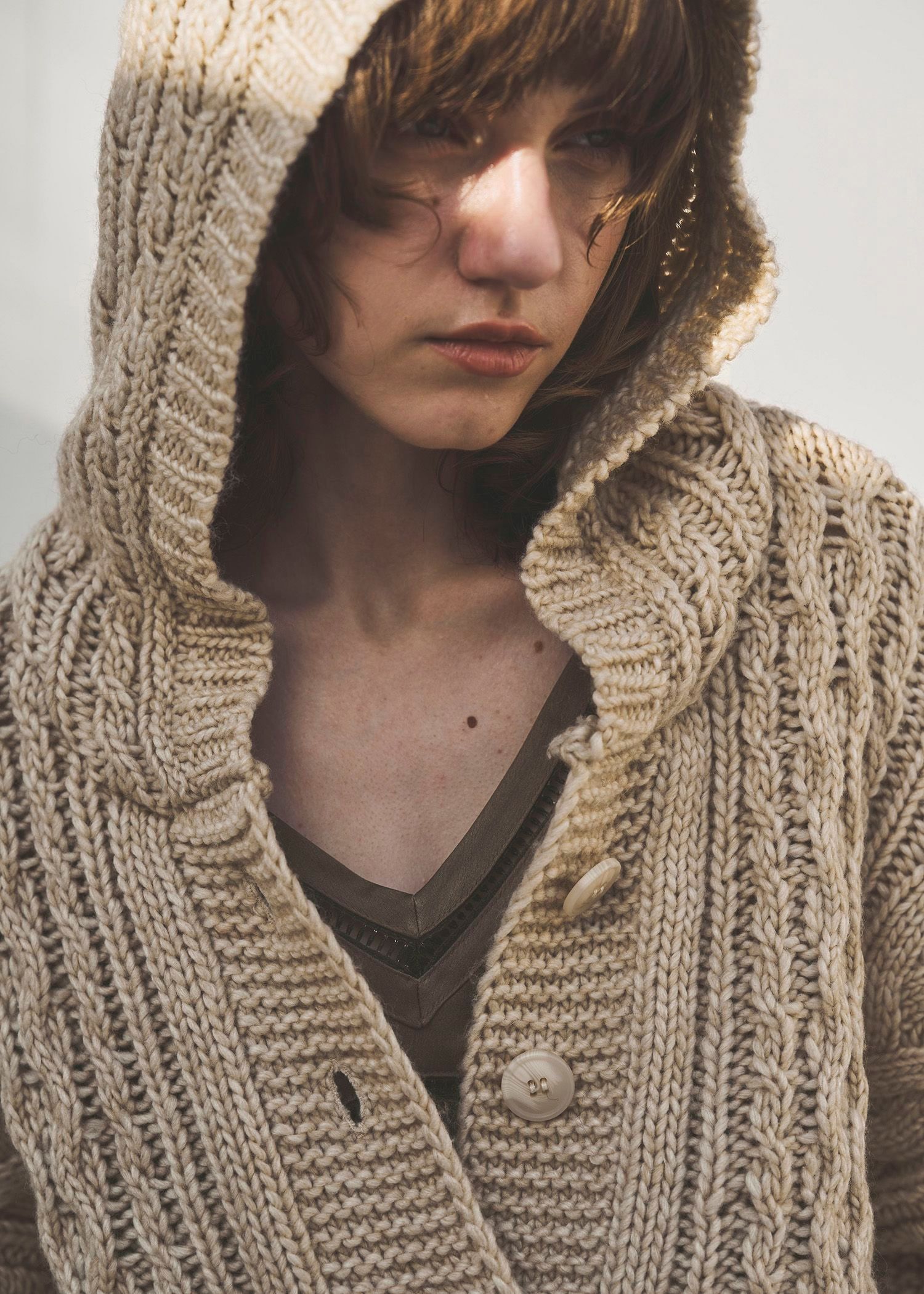 skipper hoodie cable muff pocket knit / スキッパー ケーブルニットフーディ (タン) / 25AW