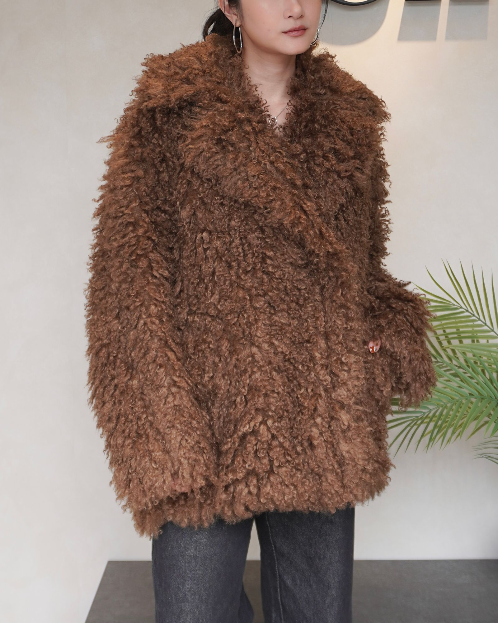 【25AW】CRINPED BOA MIDDLE COAT / クリンプドボアミドルコート (ブラウン)