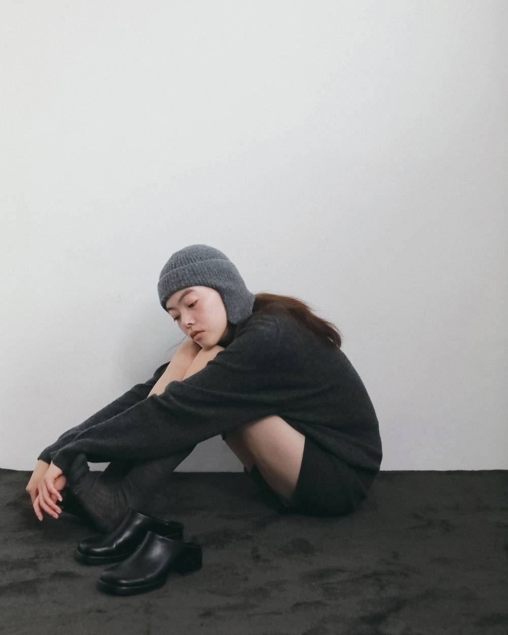 ウールVネックニット (チャコールグレー) Wool Vneck Knit (Charcoal gray) / 26AW 【6月29日まで期間限定予約】