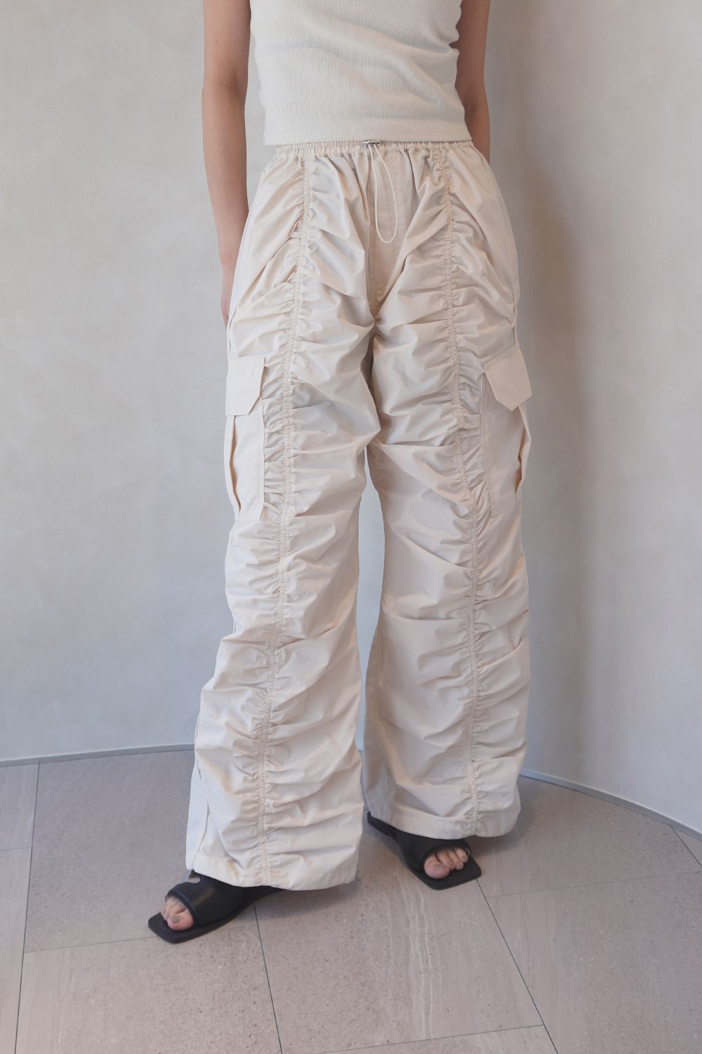 waterproof gathered pants / ウォータープルーフ ギャザーパンツ (アイボリー)