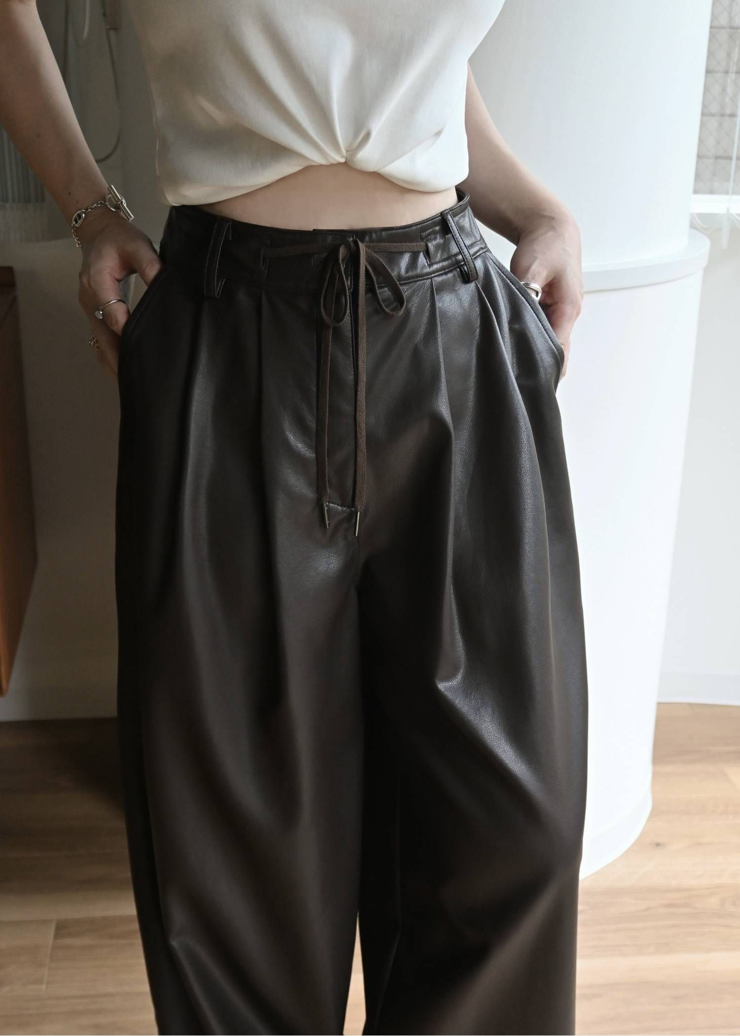 シンセティックレザーパンツ (アーモンド) soft synthetic leather relaxed tuck PT (Almond) /  26AW