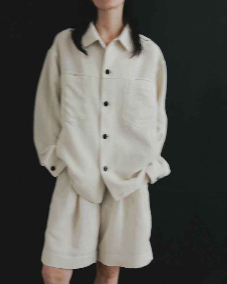 スニーカーやローファーに靴下を合わせて、こなれた足元のバランスに。
オーバーなトップスとも、コンパクトなトップスとも好相性で、スタイリングに軽やかさを添えます。