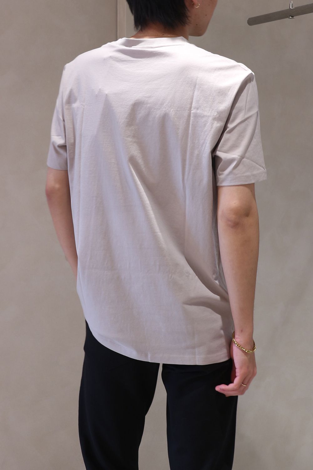 【HUGO RED】ラベルロゴ Tシャツ (ライトパステルグレー) / ユニセックス