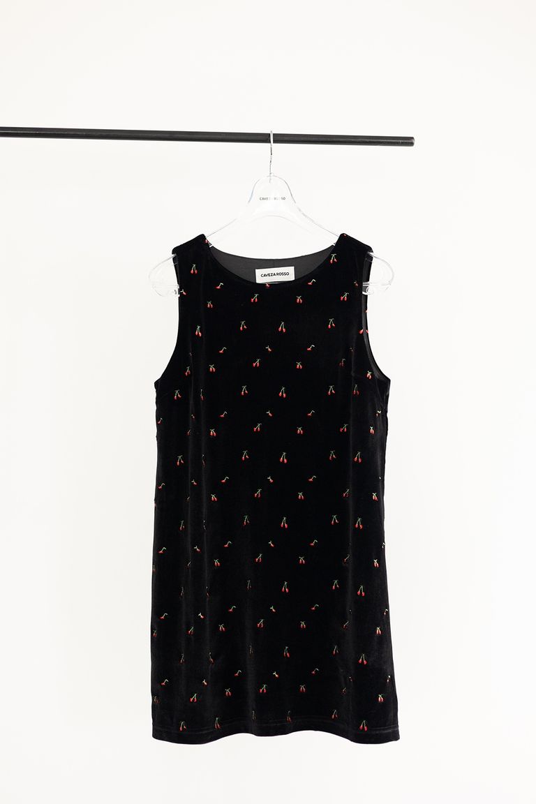 ファスナーやボタンが無い仕様ですが、生地全体に伸縮性があるため着脱も楽に出来ます。