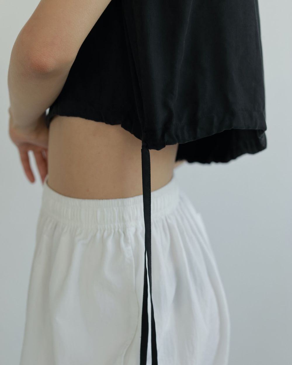 Sleeveless Drawstring Tops / スリーブレス ドロスト トップス (ブラック)