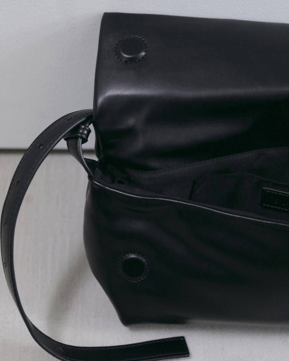 エコレザーラップバッグ (ブラック) Ecoleather Wrap Bag (Black) / 26AW 【6月29日まで期間限定予約】