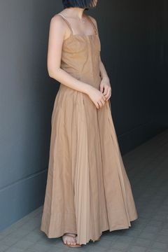 【人気アイテム】FRONT HOOK PLEATS ONE PIECE / フロントホック プリーツワンピース (ベージュ) ハイウエストシルエット
