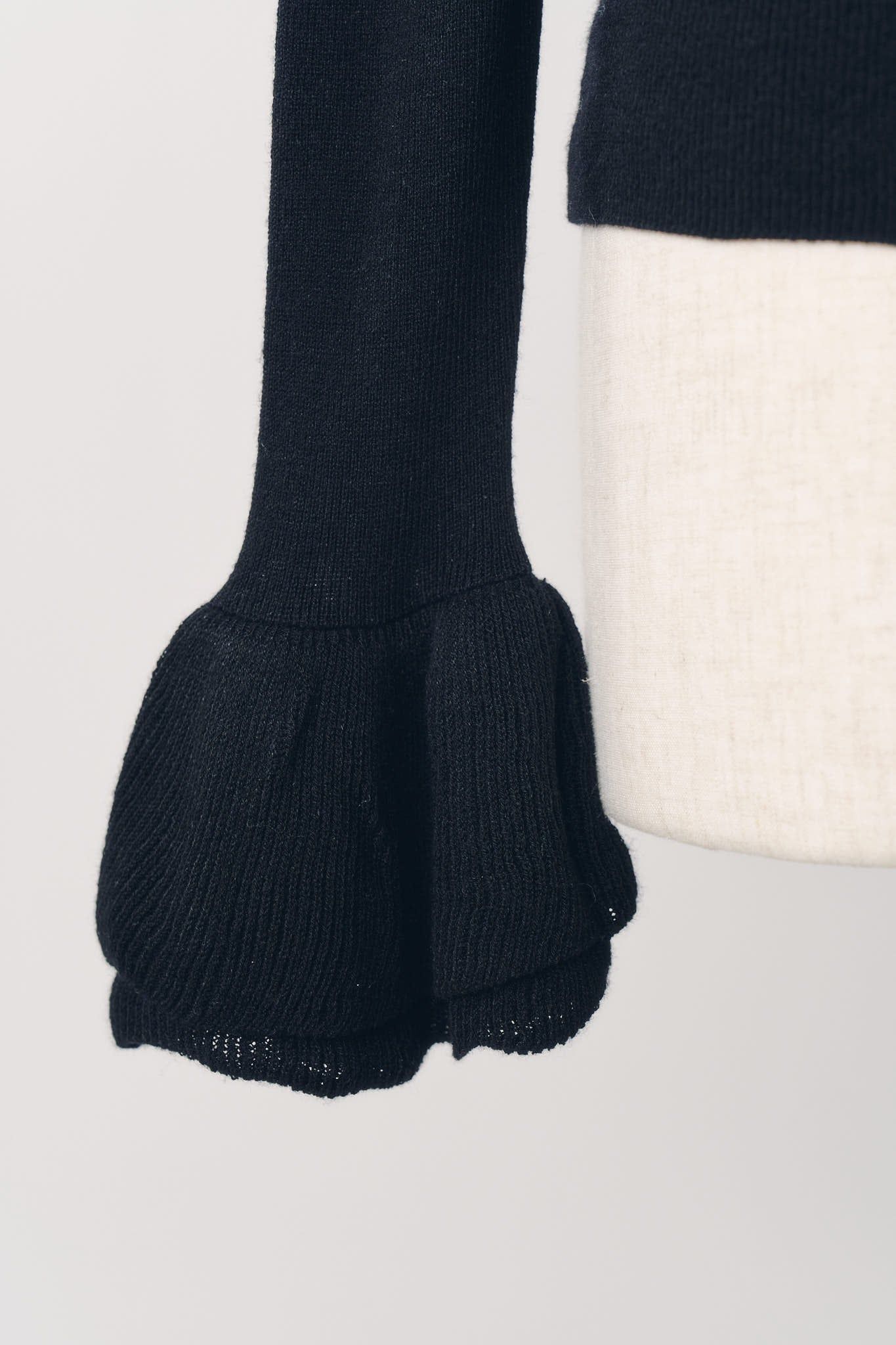フリルハイネックニット (ブラック) frill high neck knit (Back) / 26AW