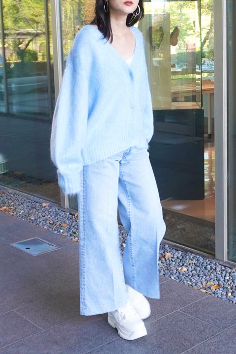 「羽織るだけで完成する、上質ブルーカーデスタイル」 CASA FLINE / TANAKA 24秋冬コーディネート
