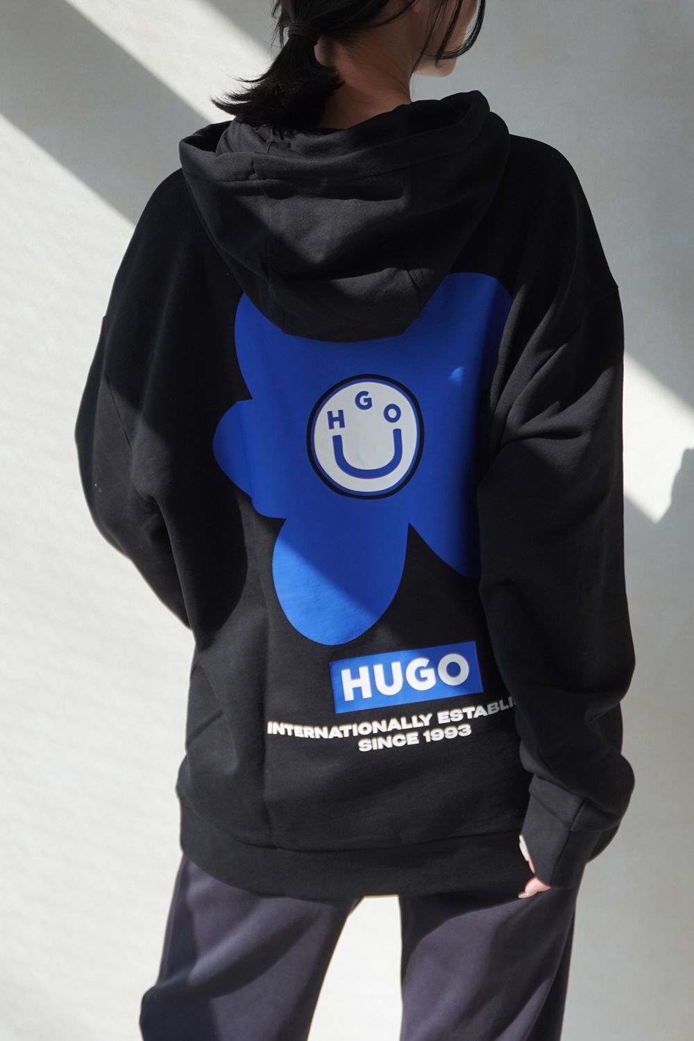 【HUGO BLUE】フラワープリントフーディ (ブラック) パーカー/ ユニセックス