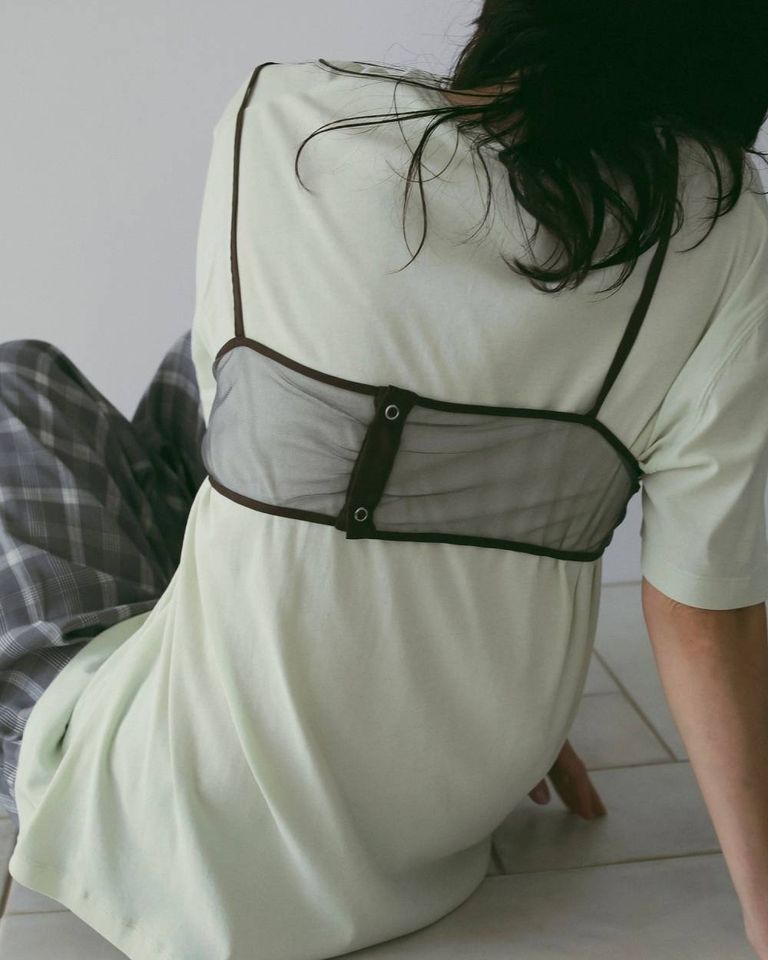 シンプルなトップスにレイヤードするだけで一気にこなれた印象に。