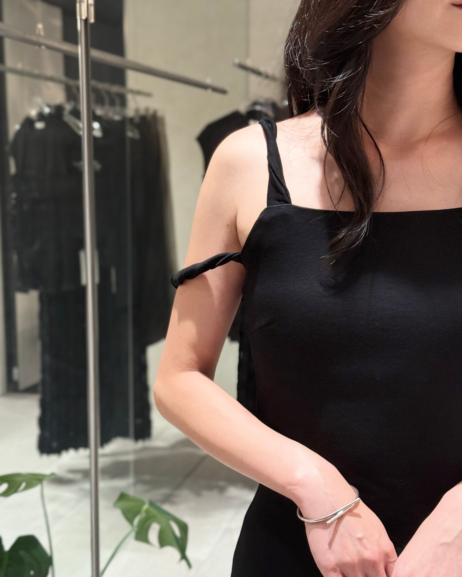 Twisted Strap Maxi Dress / ツイスト ストラップ マキシワンピースドレス (ブラック)