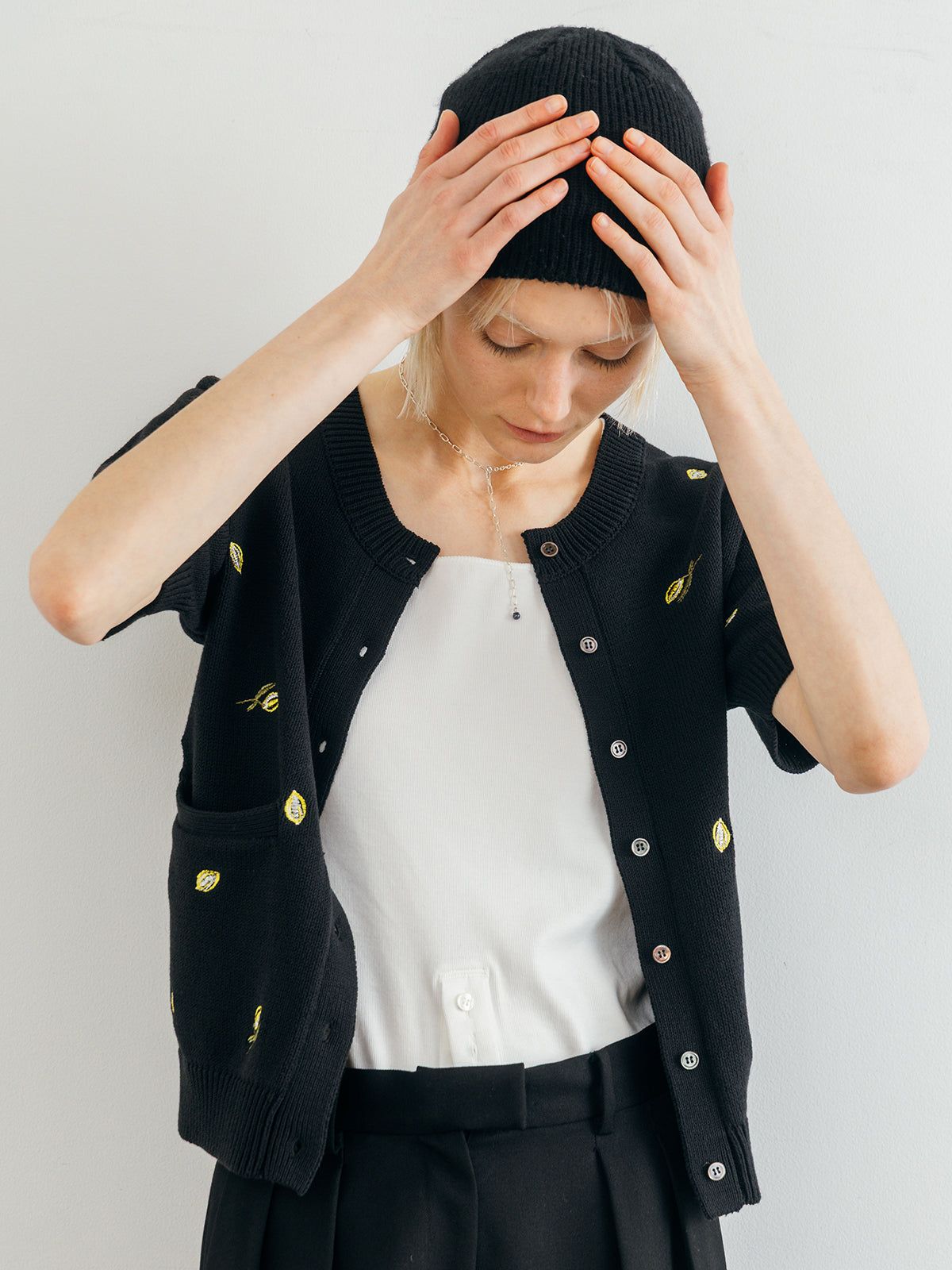 モチーフ エンブロイダリー ニットカーディガン (ブラック) MOTIF EMBROIDERY KNIT CD (Black) /  26SS
