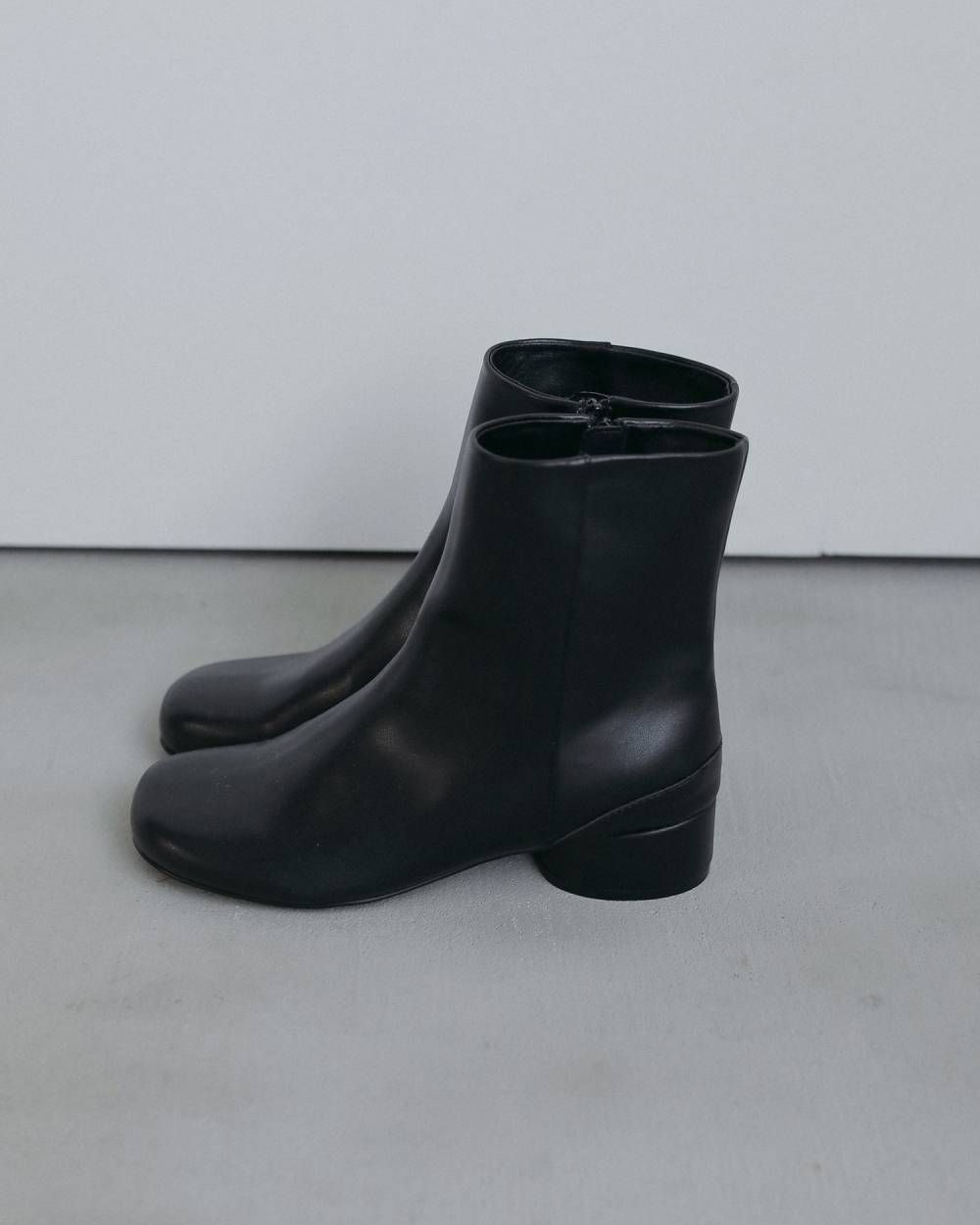 ローヒール ショートブーツ (ブラック) Lowheel Short Boots (Black) / 26AW 【6月29日まで期間限定予約】