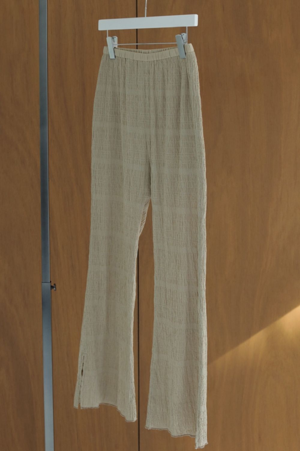 品良く着こなすため Pants Slit Shirring - ànuke / スリットパンツ シャーリング パンツ