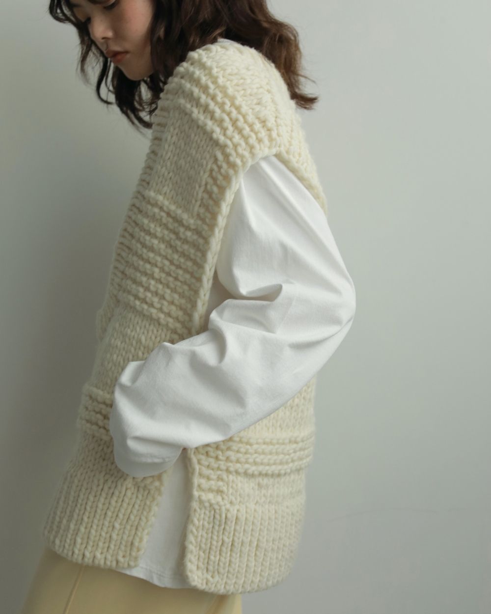 【25AW】Uneck Handknit Vest / Uネック ハンドニットベスト (アイボリー)