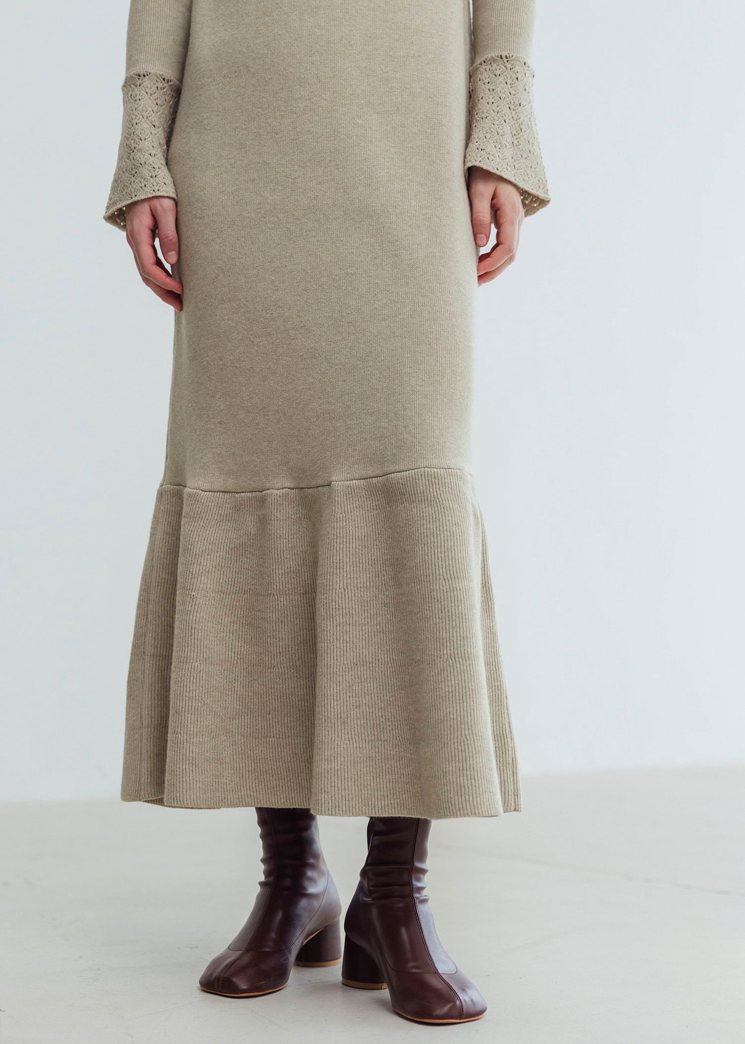 shoulder slit frill mermaid knit OP / ショルダースリットフリル マーメイドワンピース (タン) / 25AW /