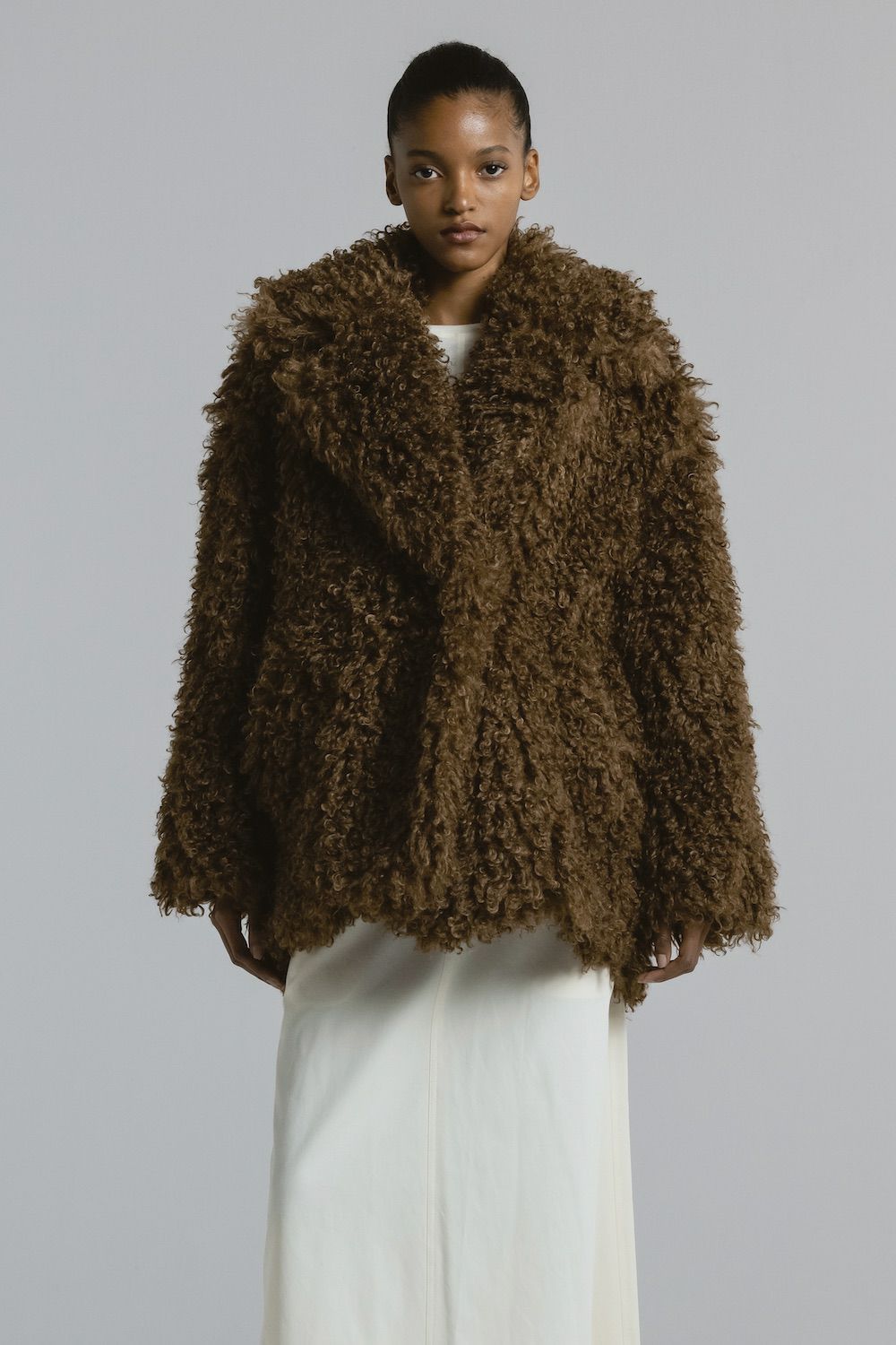 【25AW】CRINPED BOA MIDDLE COAT / クリンプドボアミドルコート (ブラウン)