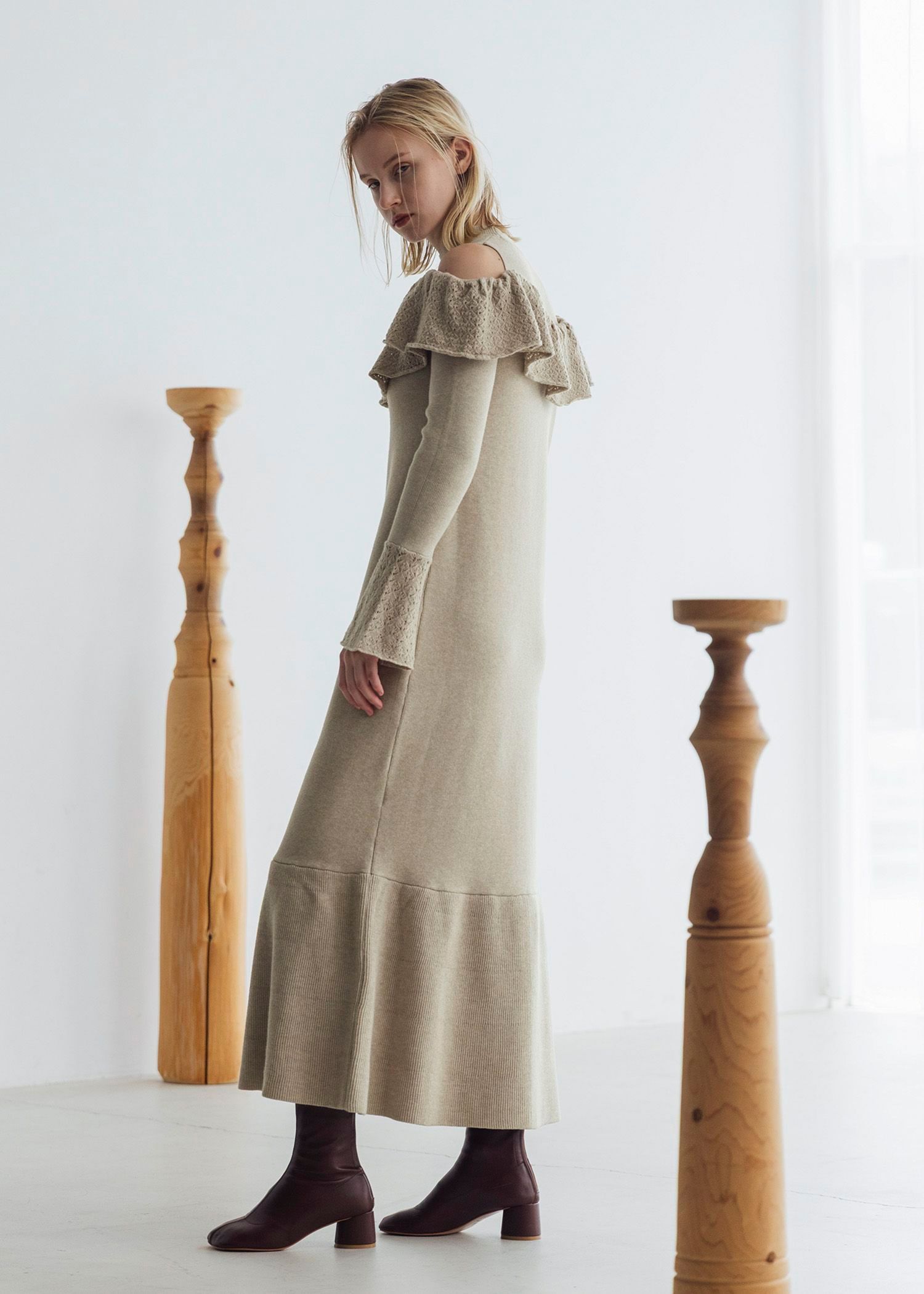 shoulder slit frill mermaid knit OP / ショルダースリットフリル マーメイドワンピース (タン) / 25AW /