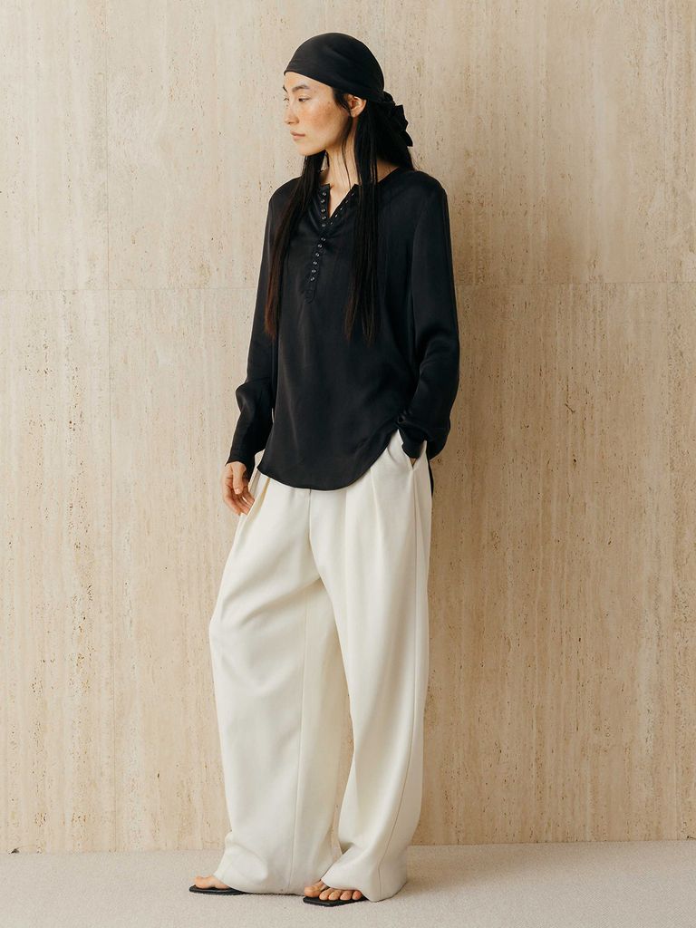 同素材のスカーフは頭に巻いたり、腰に巻いたり、その日の気分によってスタイリングを楽しめるようなプラスワンアイテム。