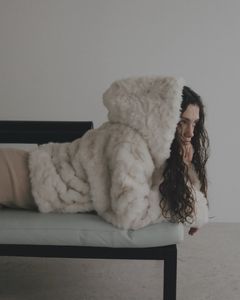 【先行予約】【26TH-07】ラビット調ファーフーディコート (ホワイト) Rabbit Like Fur Hoodie Coat (White) /  エコファー  /  フェイクファー 【受注期間6/14 23:59まで】