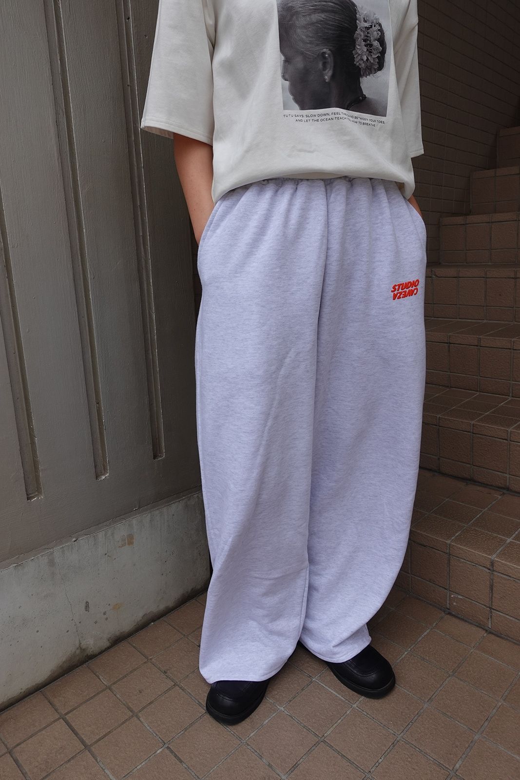 STUDIO CAVEZA Print Sweat Pants (Light gray) / スタジオカベサ プリントスウェットパンツ (ライトグレー) / 26SS