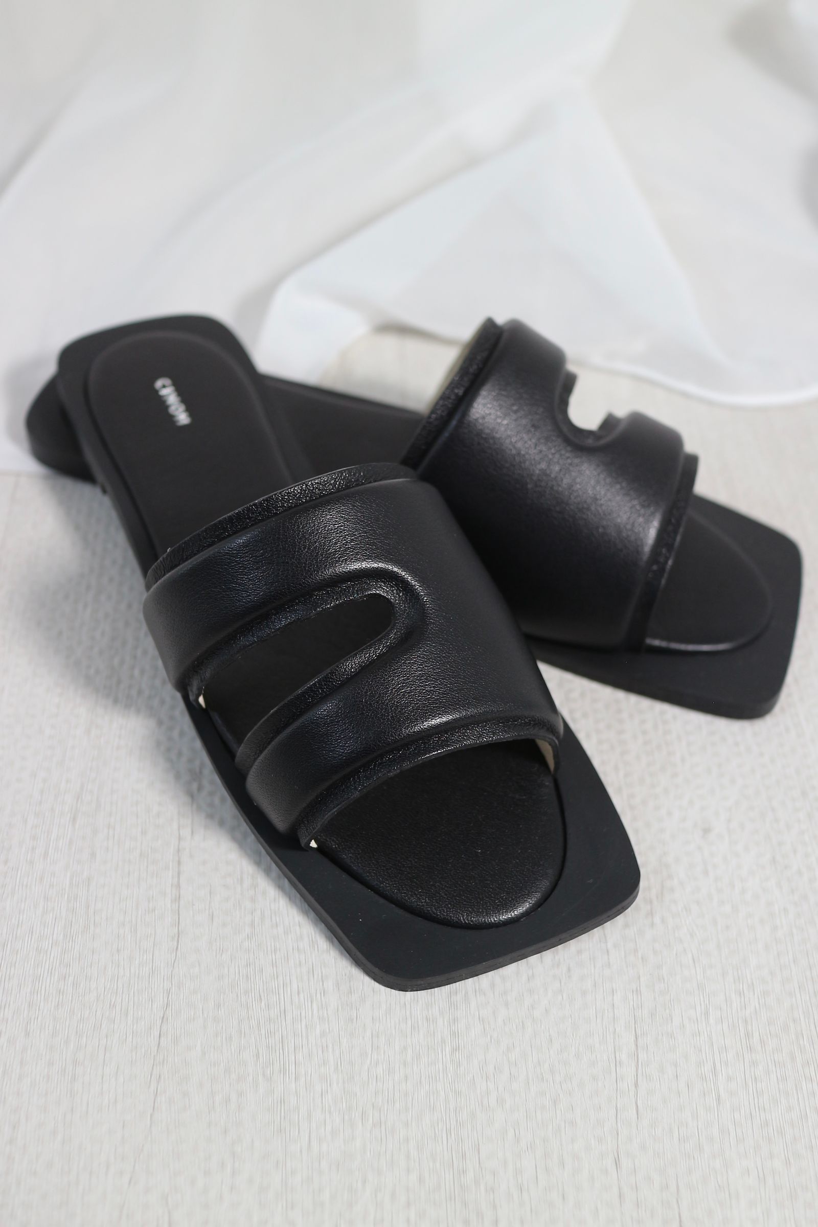 SQUARE TOE FLAT SANDAL / スクエアトゥフラットサンダル (ブラック)