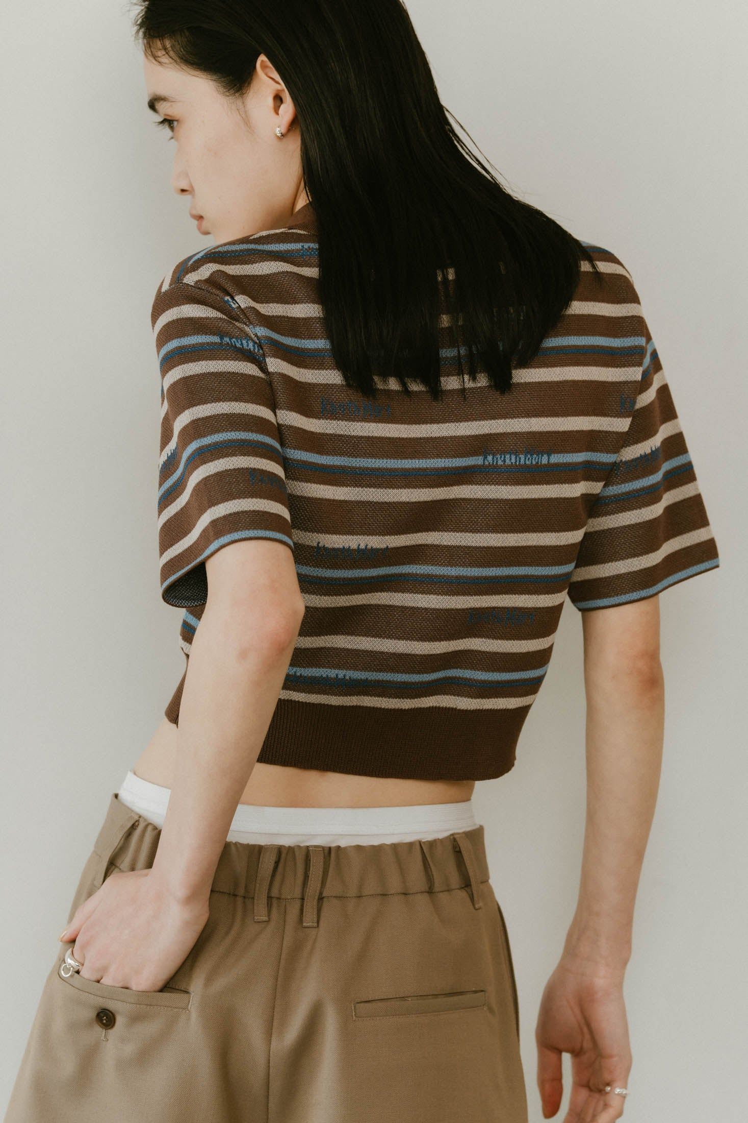 logo stripe polo knit / ロゴストライプ ニットポロシャツ ショート丈 (ブラウン) / 25SS