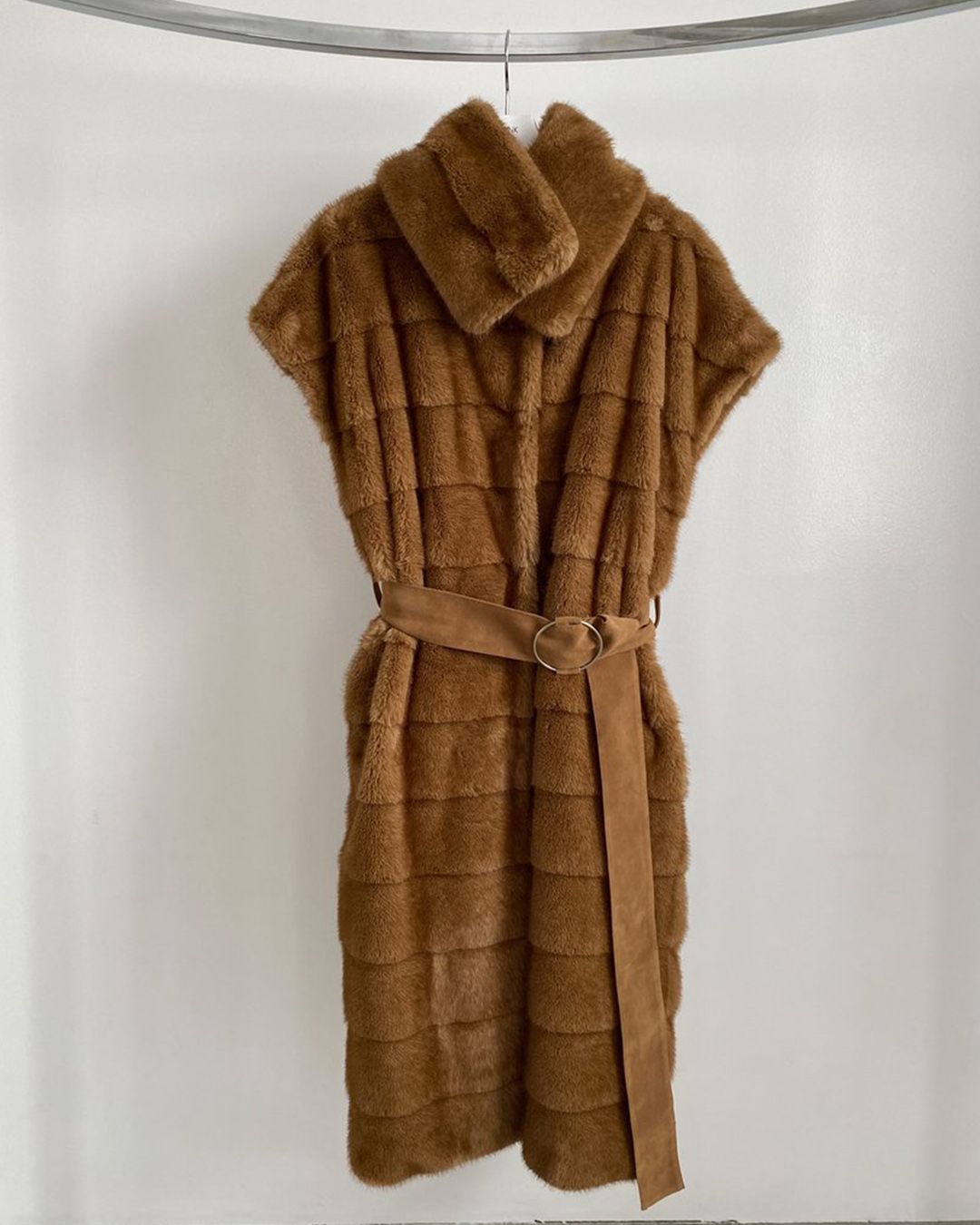 【先行予約】【26TH-10】ミンク調ファーロングベスト (キャメル) Mink Like Fur Long Vest (Camel) /  エコファー  /  フェイクファー 【受注期間6/14 23:59まで】