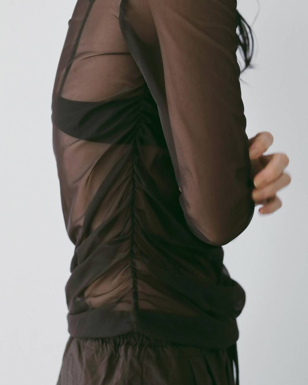 シアーオフショルダートップス (ブラウン) Sheer Offshoulder Tops (Brown) /  26SS