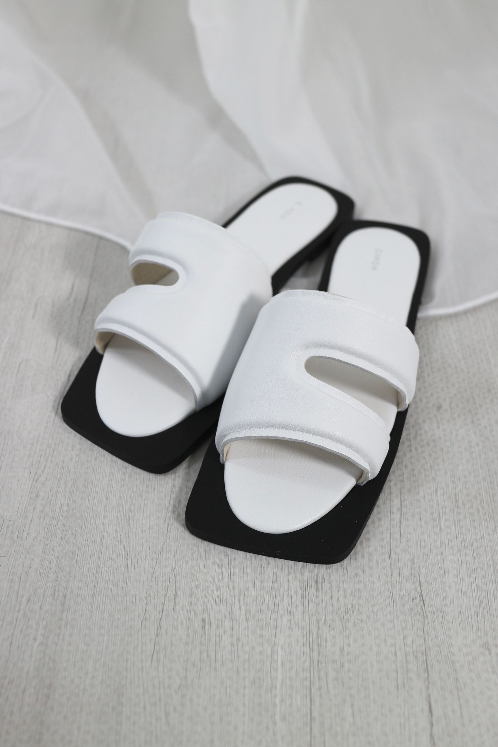 SQUARE TOE FLAT SANDAL / スクエアトゥフラットサンダル (ホワイト)