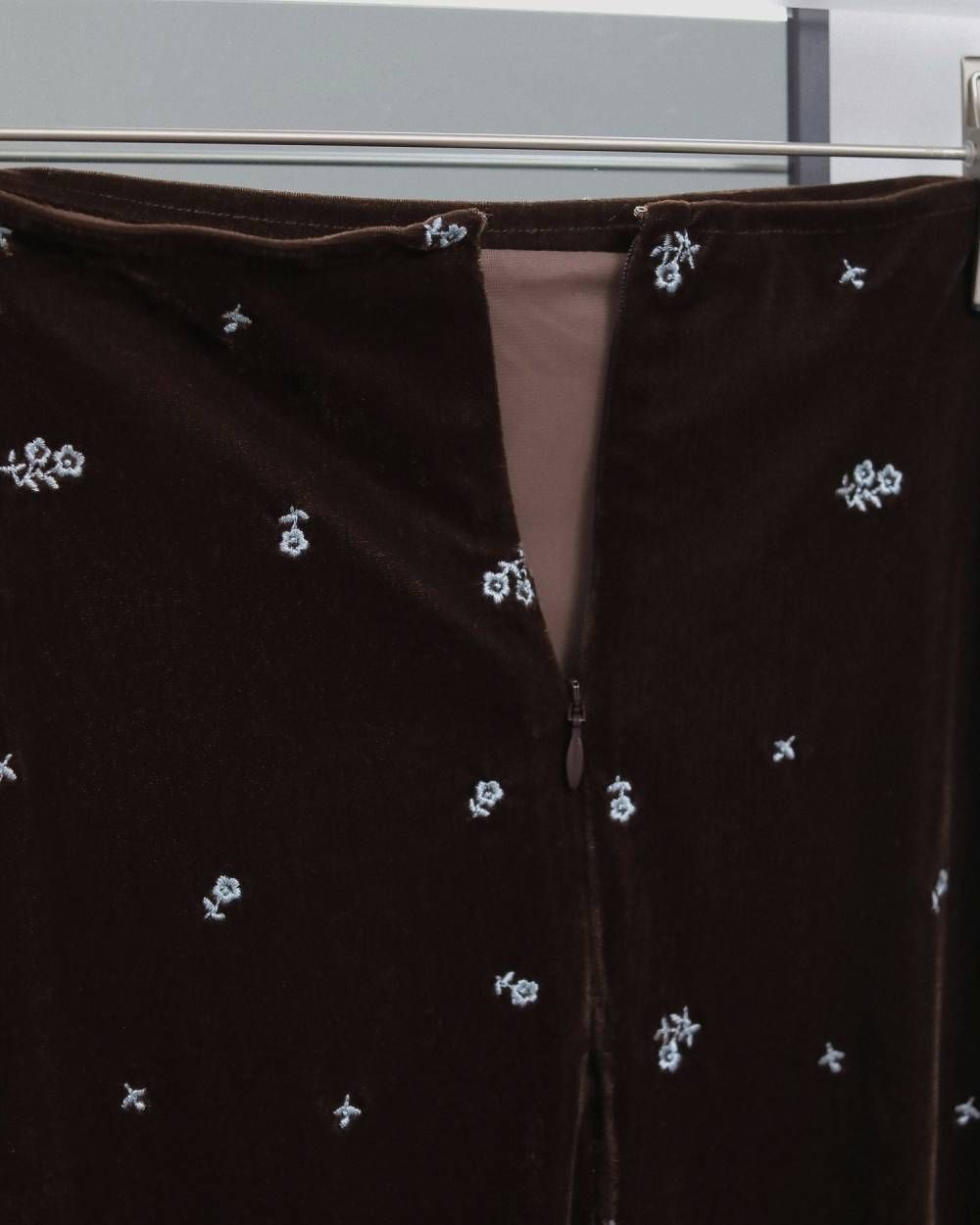 エンブロイダリー フラワーベロアスカート (ブラウン) Embroidery Flower Velourskirt (Brown) / 26AW 【6月29日まで期間限定予約】