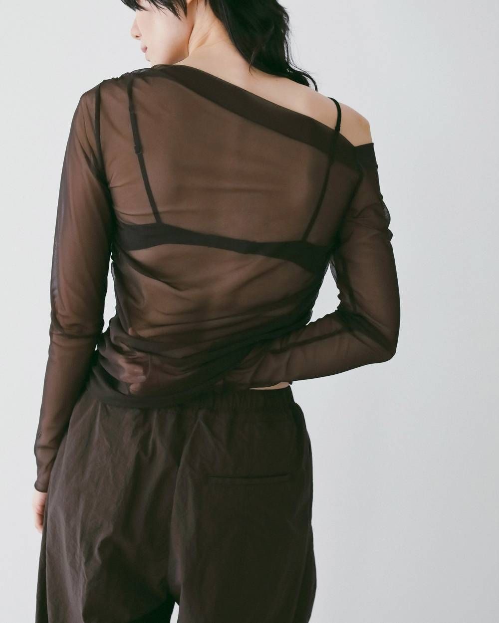 シアーオフショルダートップス (ブラウン) Sheer Offshoulder Tops (Brown) /  26SS