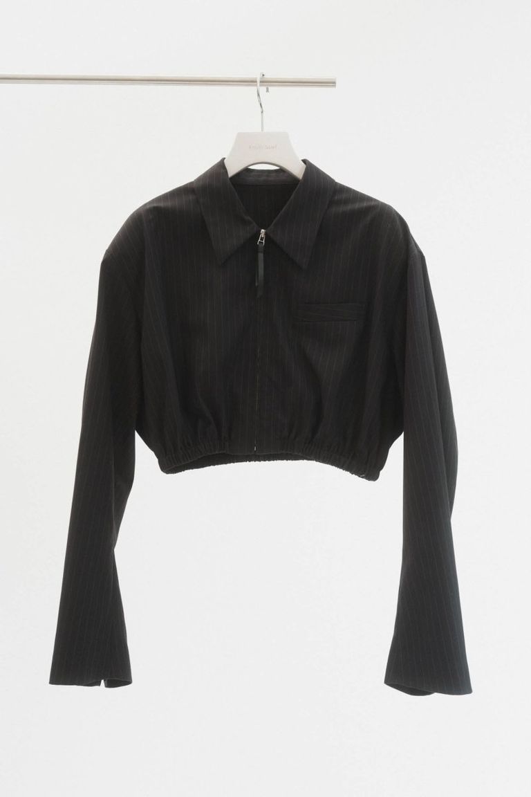 ハンサムとレディの両面を持ち合わせた1枚。
パワーショルダーに短丈のバランスは小顔効果やスタイルアップに直結。