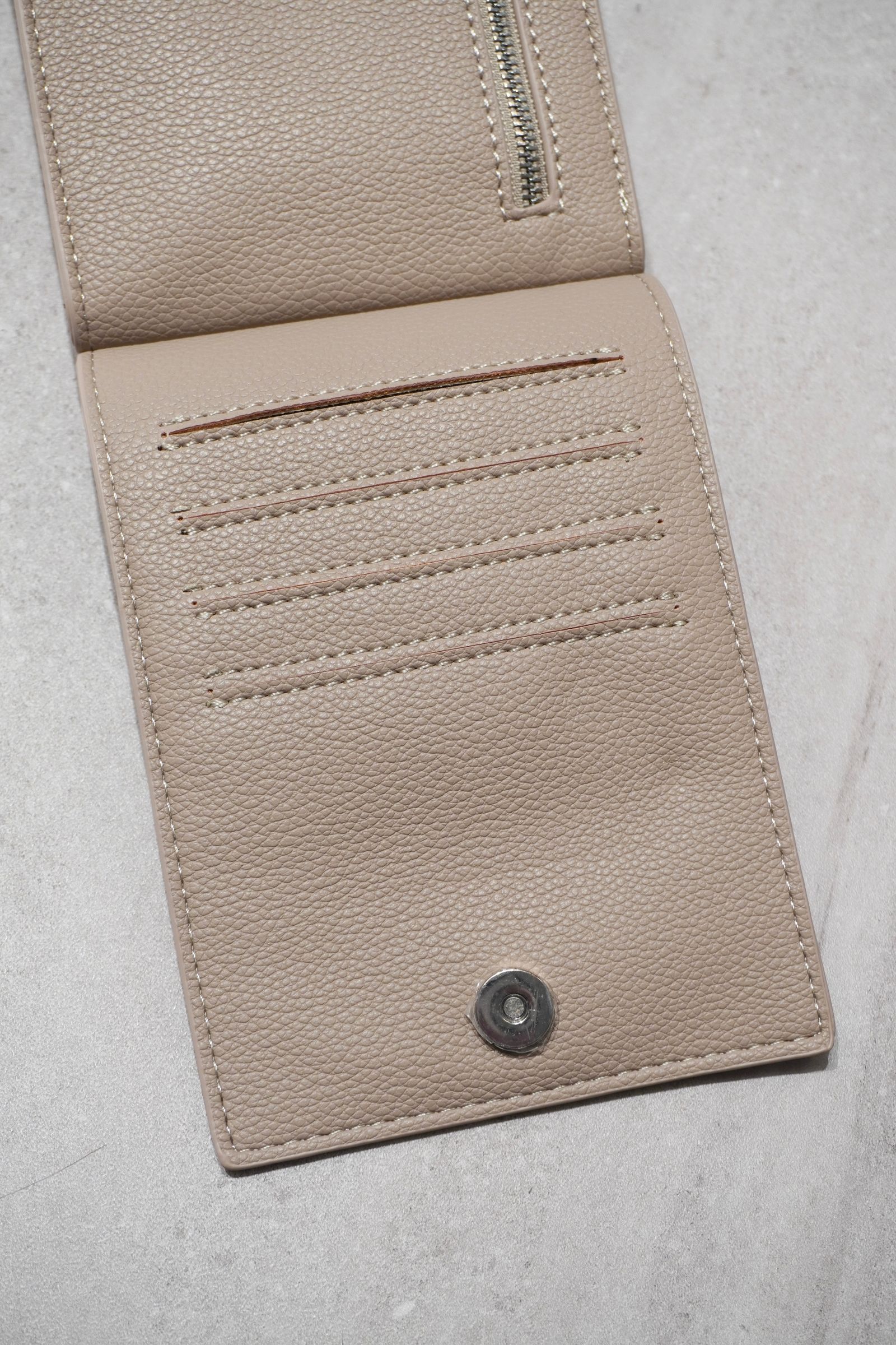 RECYCLING LEATHER MULTI MOBILE POUCH / リサイクルレザーマルチモバイルポーチ (ベージュ) スマホショルダー/コインケース・カードホルダー付き / 取り外し可能