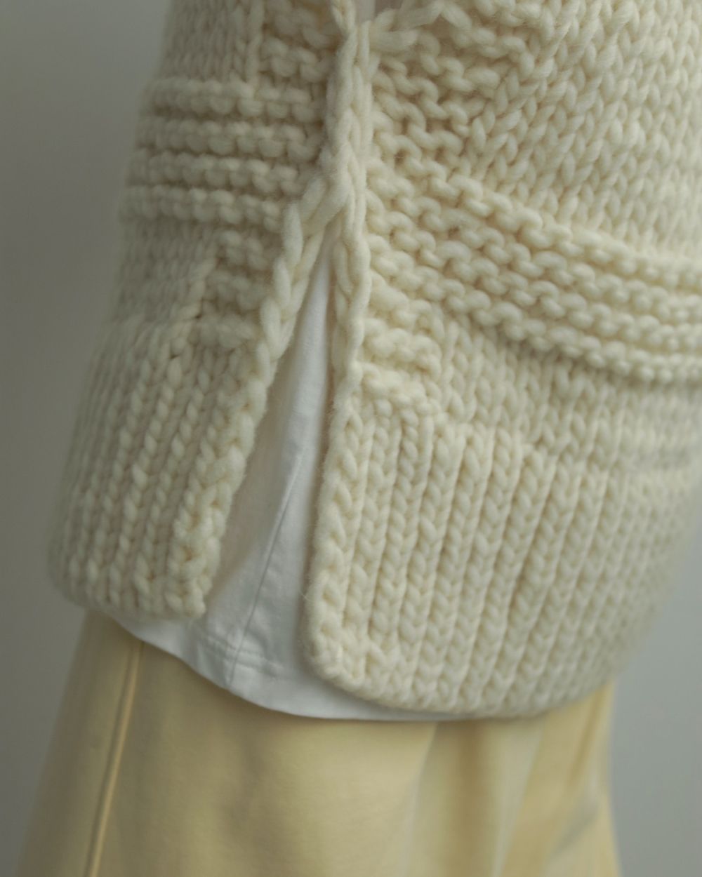 【25AW】Uneck Handknit Vest / Uネック ハンドニットベスト (アイボリー)
