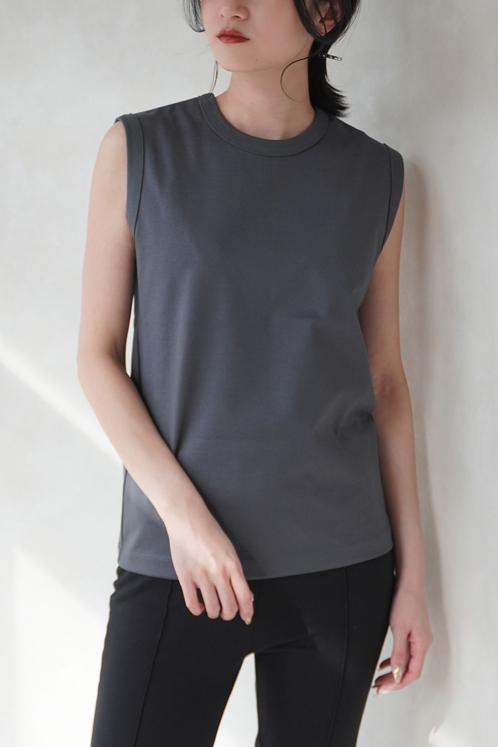 REFINA SLEEVELESS T-SHIRT / リフィナスリーブレスTシャツ (グレー)