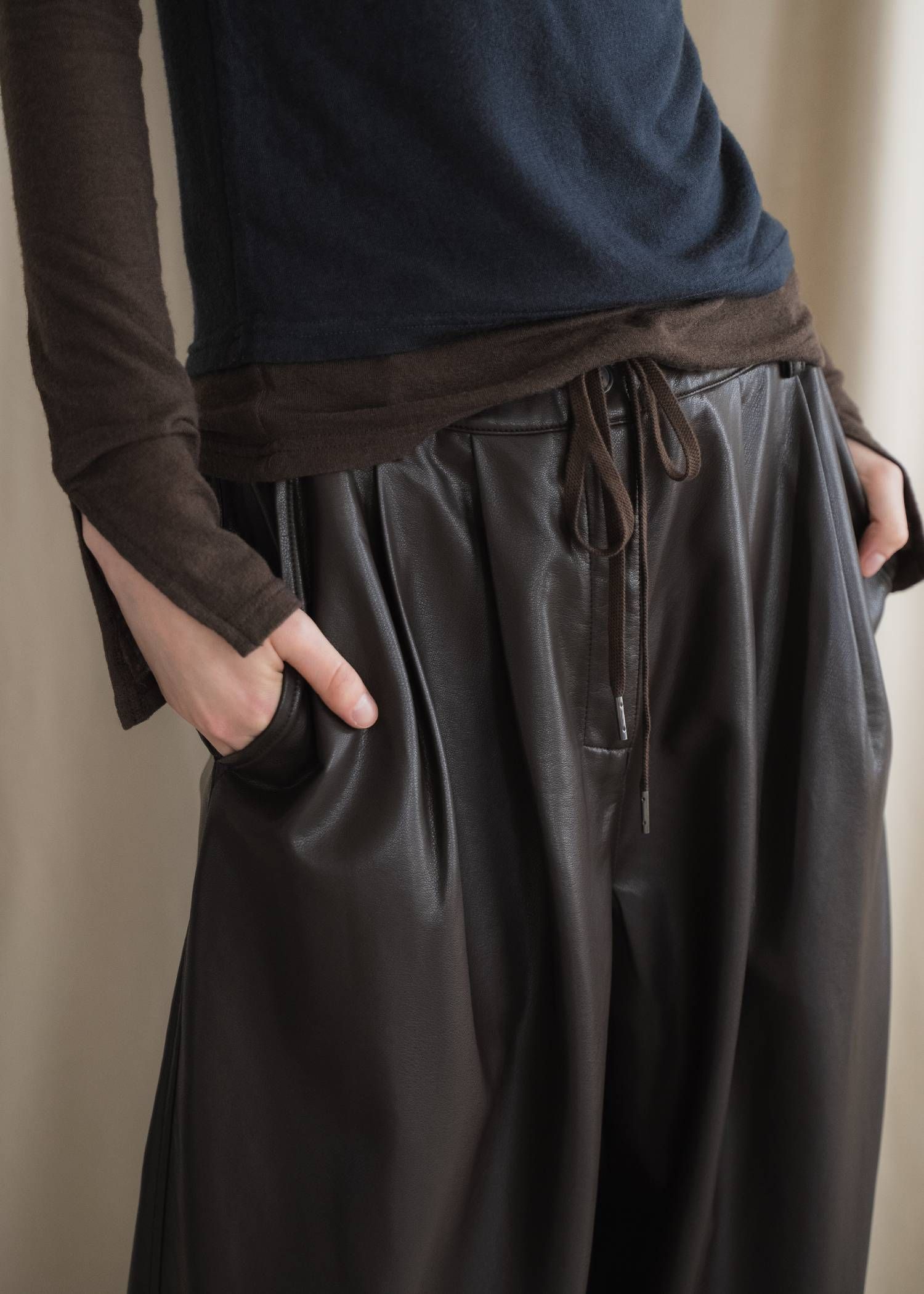 シンセティックレザーパンツ (アーモンド) soft synthetic leather relaxed tuck PT (Almond) /  26AW