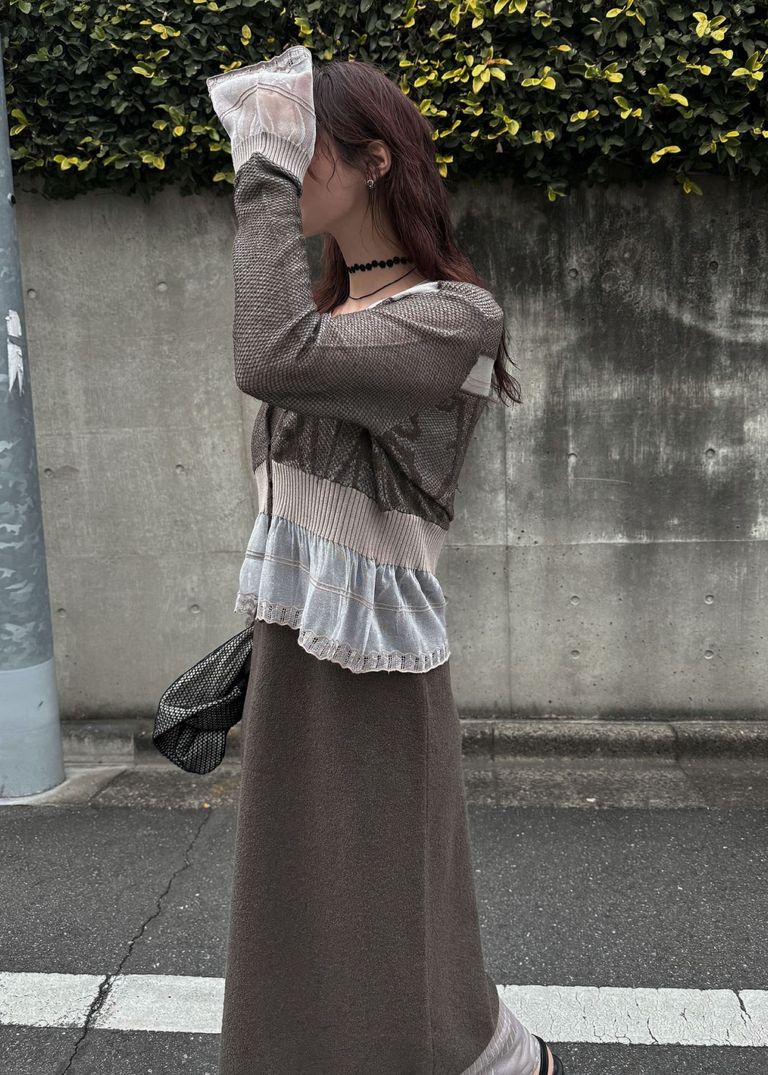 裾は袖口はスカラップでポイントを