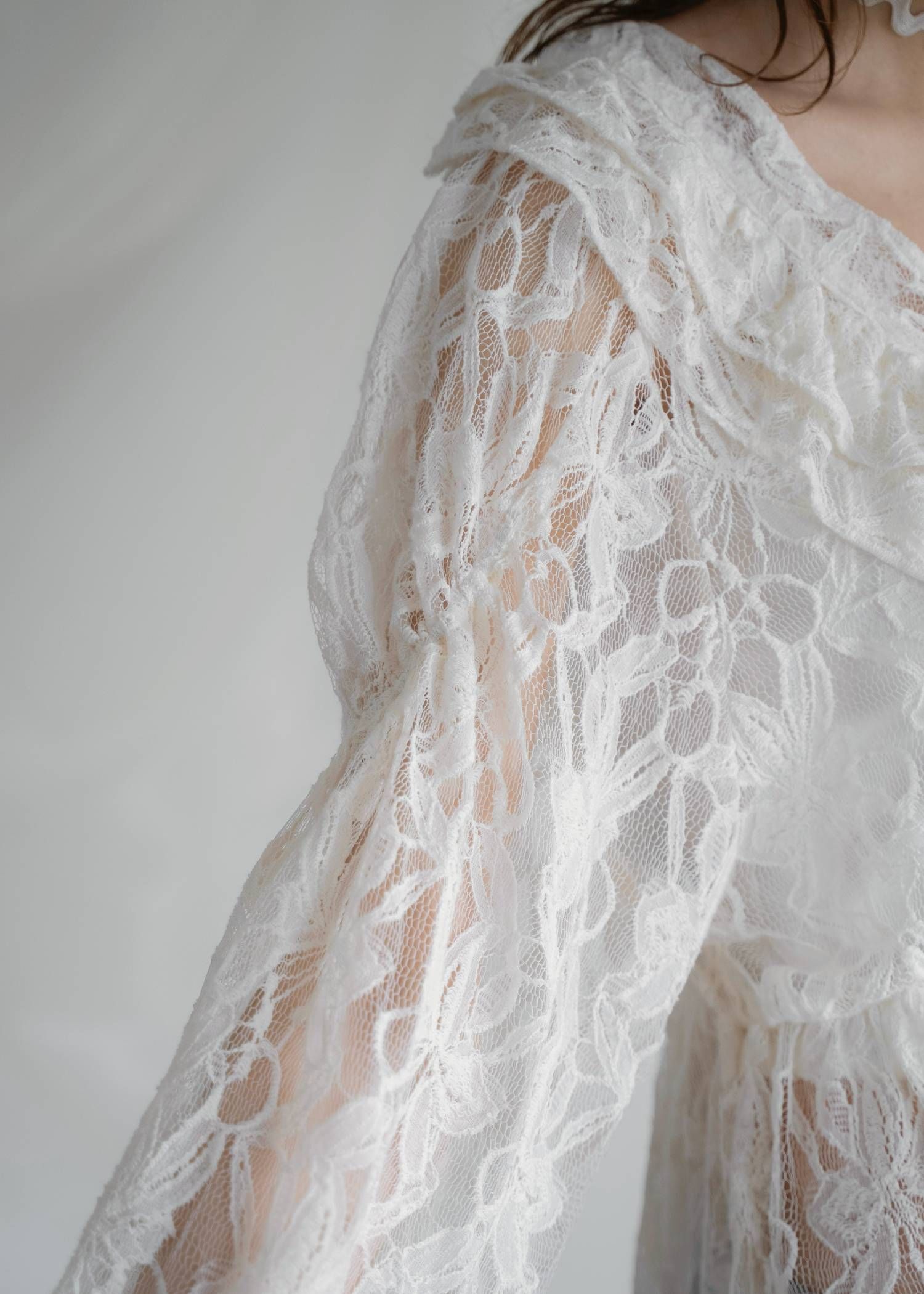 ボリュームスリーブ レースブラウス (ナチュラル) tiered frill neck volume sleeve lace BL (Natural) /  26SS