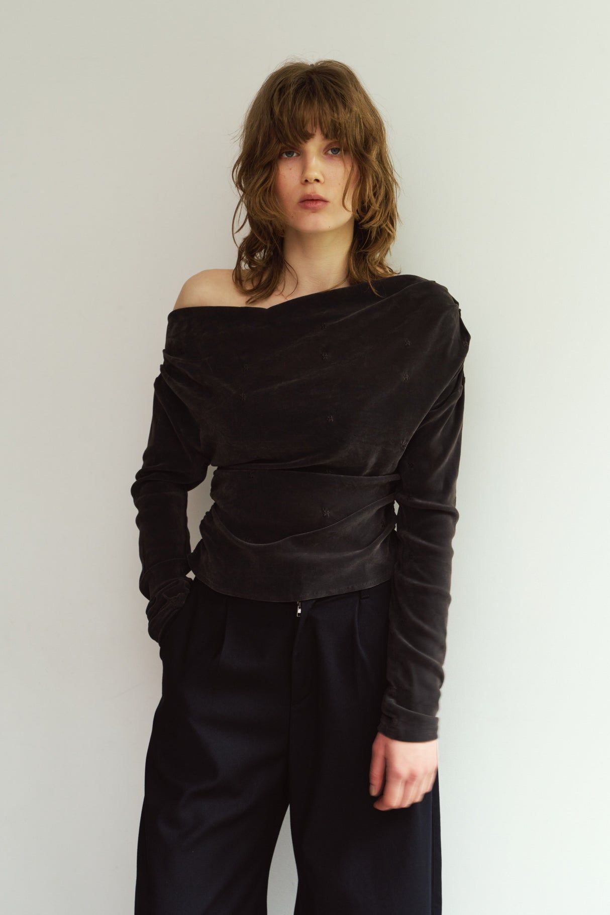オフショルダー ベロアトップス (チャコール) off shoulder velour top (Charcoal) / 26AW
