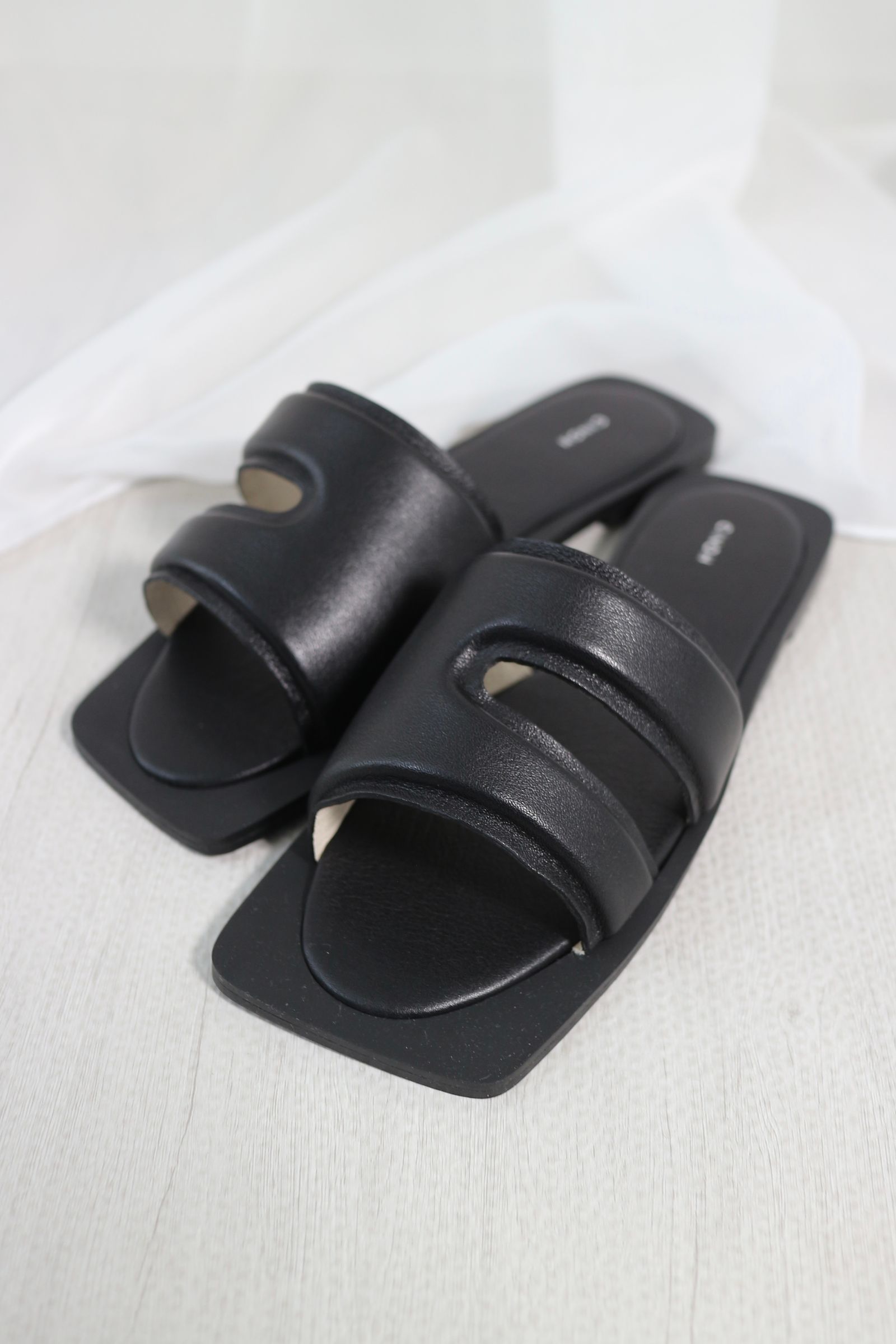 SQUARE TOE FLAT SANDAL / スクエアトゥフラットサンダル (ブラック)