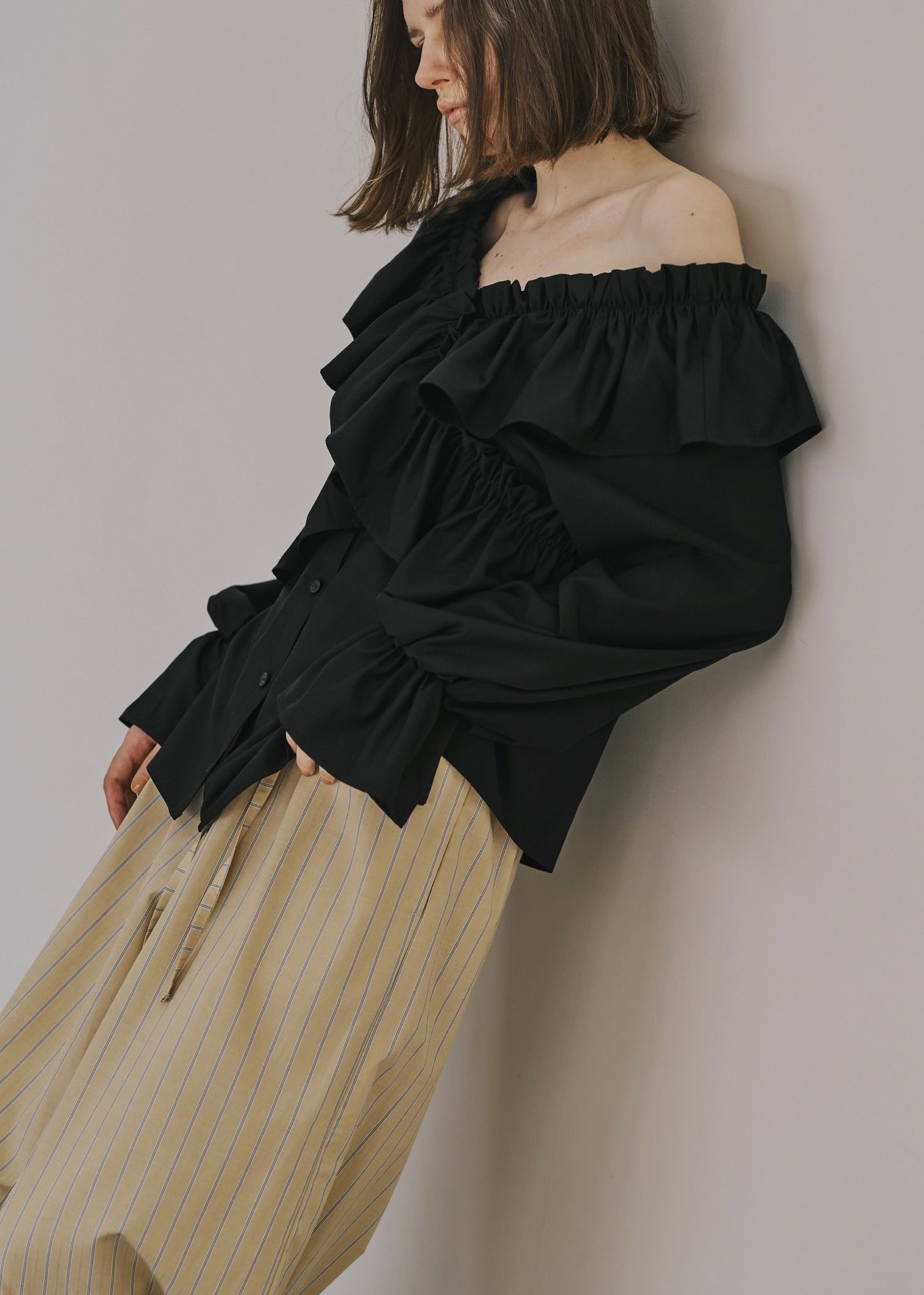 frill cross asymmetry BL / フリルクロス アシンメトリーブラウス (ブラック) / 25AW